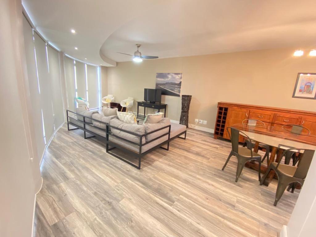 Loddey'S Self Catering Apartments - By Beach Collection สตรานด์ ภายนอก รูปภาพ