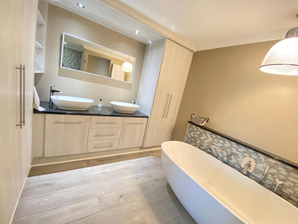 Loddey'S Self Catering Apartments - By Beach Collection สตรานด์ ภายนอก รูปภาพ
