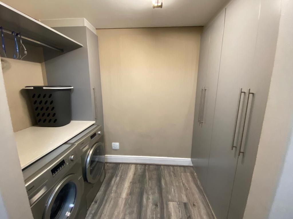 Loddey'S Self Catering Apartments - By Beach Collection สตรานด์ ภายนอก รูปภาพ