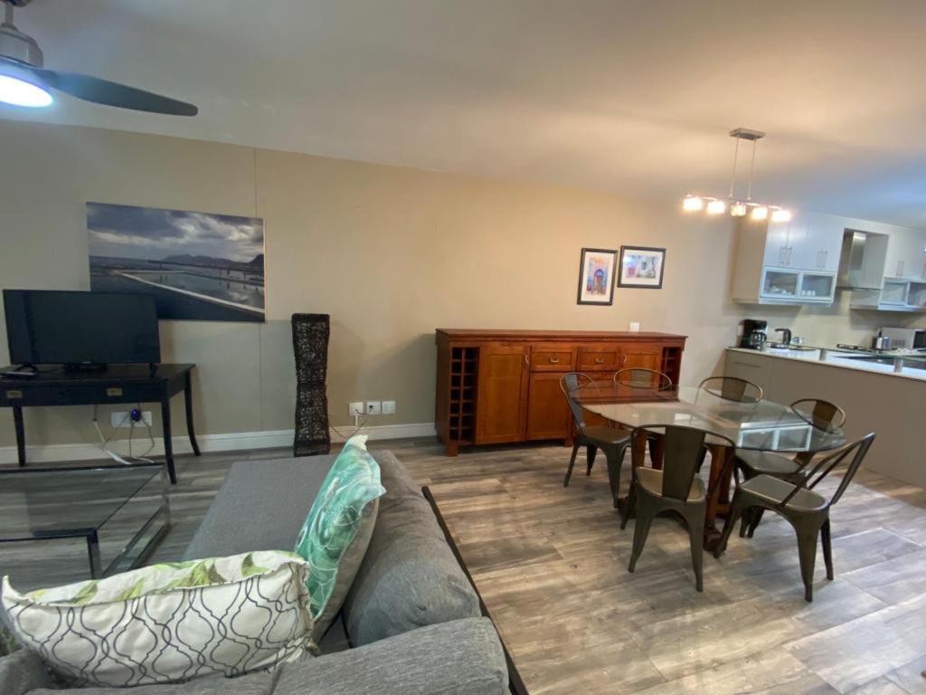 Loddey'S Self Catering Apartments - By Beach Collection สตรานด์ ภายนอก รูปภาพ